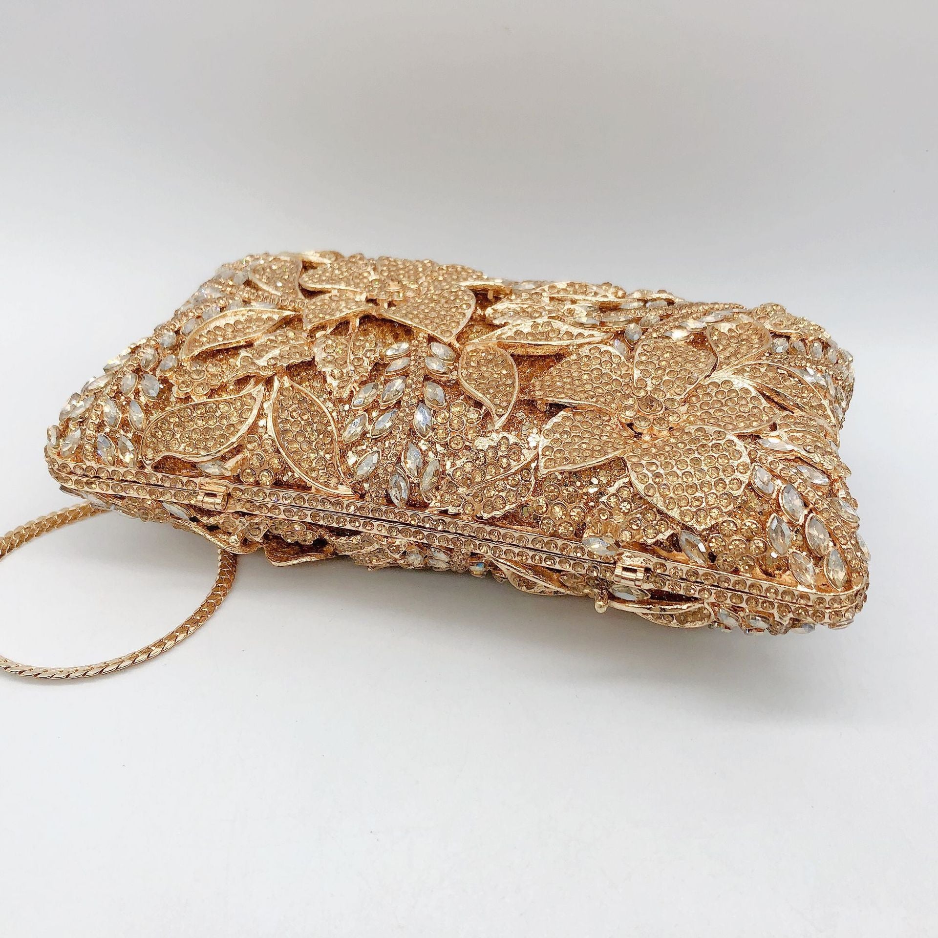 Pochette soiree floral diamants et or luxe details 