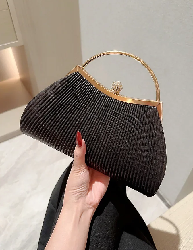 Pochette soirée lady luxe plissée satin noire visuel 
