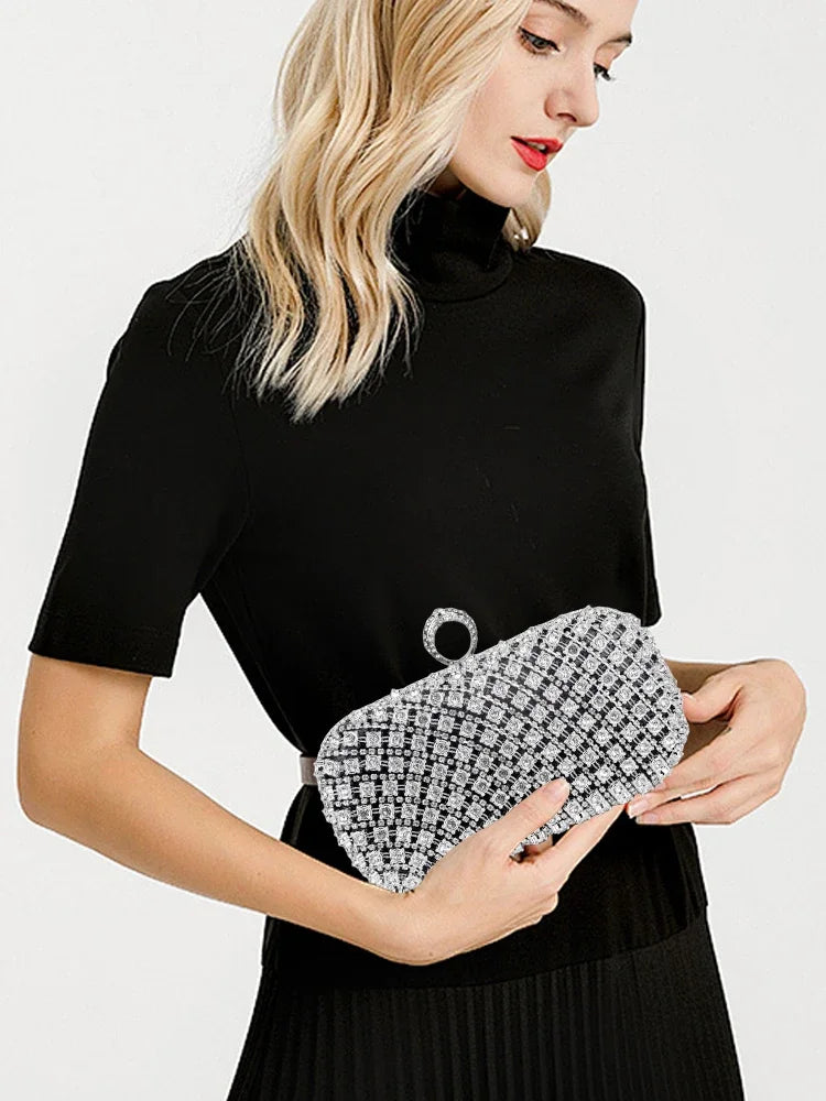 Pochette soiree noir et diamant mise en situation 
