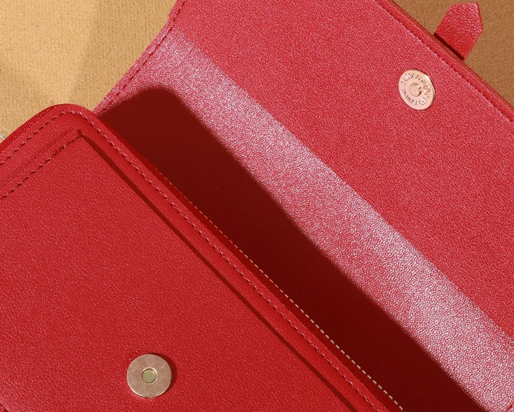 Sac ou pochette ouverte bouton aimante