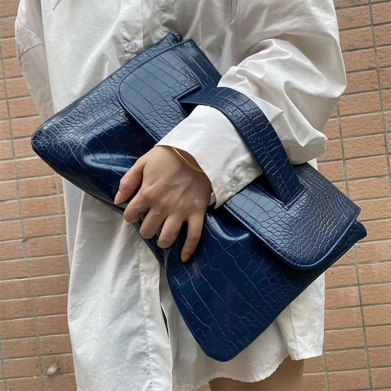 Sacs pochettes effet croco bleu marine