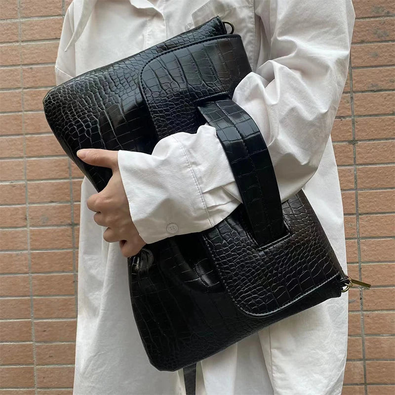 Sacs pochettes effet croco noir