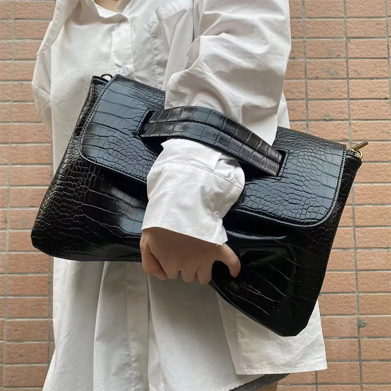 Sacs pochettes effet croco noire 