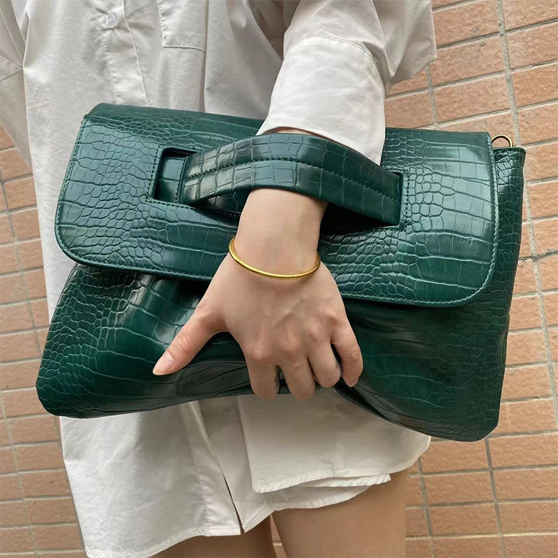 Sacs pochettes effet croco vert emeraude