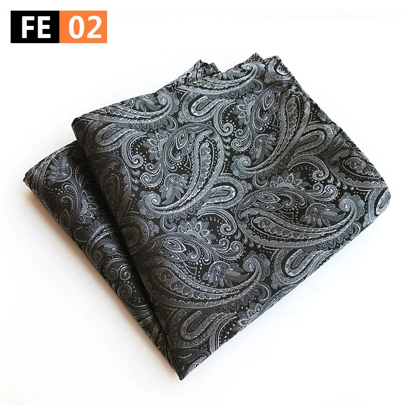 pochette costard motif cachemire gris argent sur fond noir 
