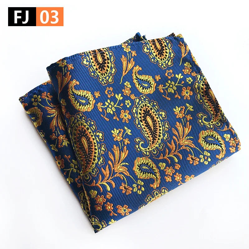 pochette costard motif cachemire jaune or sur fond bleu 