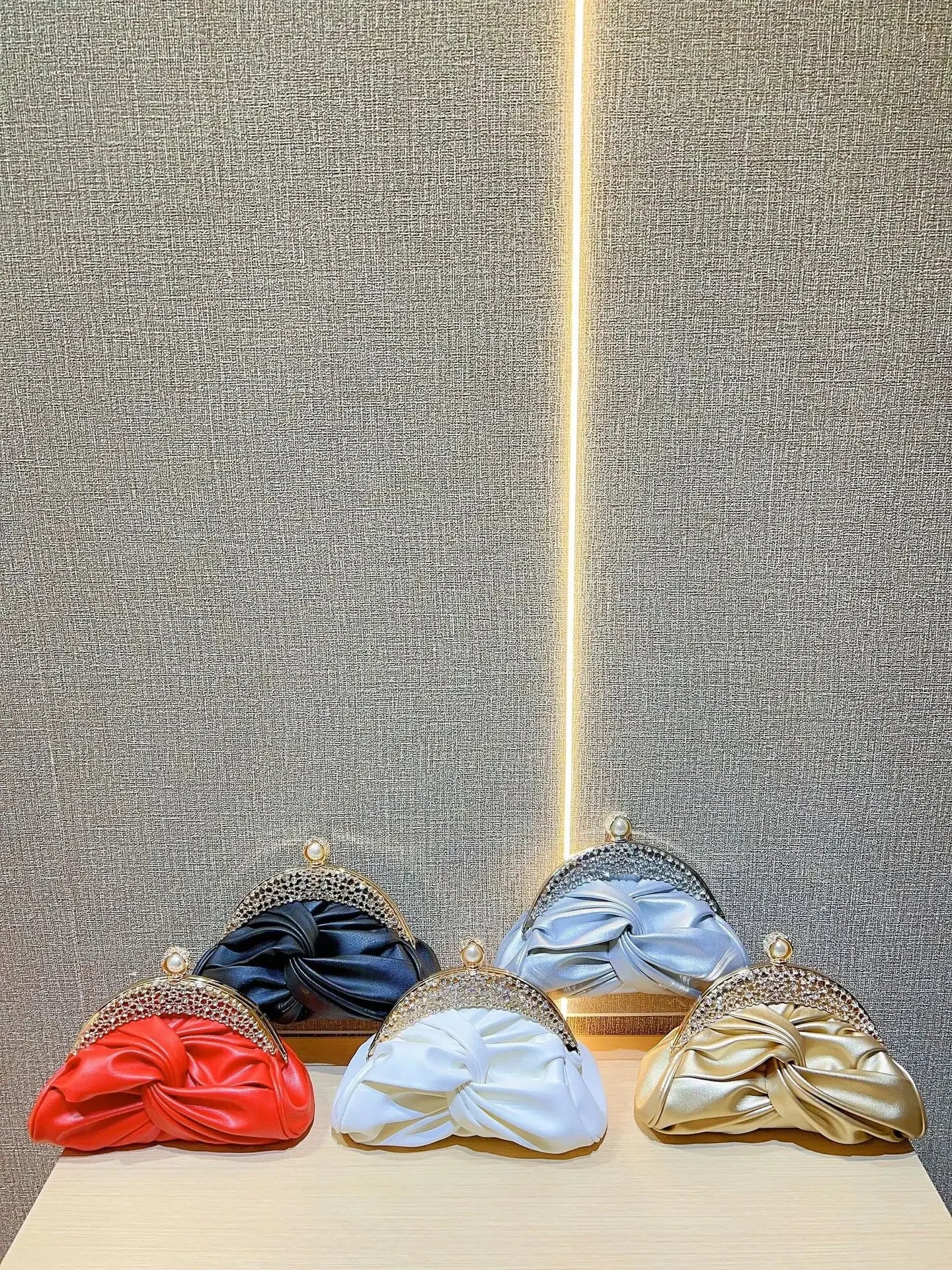pochette femme mariage luxe  5 coloris noir argent blanc or rouge 