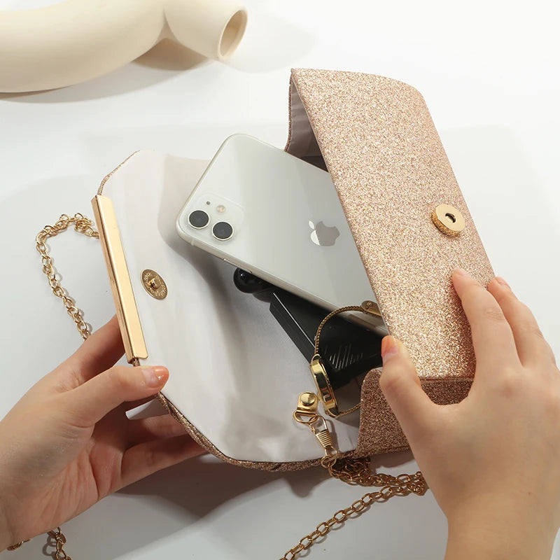pochette luxe soirée champagne ouverte contenant