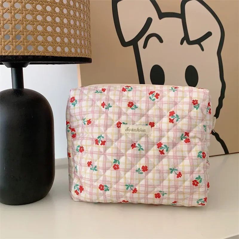 pochette  trousse toilette maquillage tissu molletonee zippee bouquet de fleurs  sur carreau rose  et blanc 