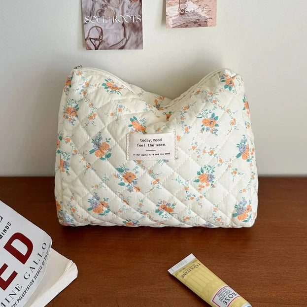 pochette  trousse toilette maquillage tissu molletonee zippee bouquet de orange  bleu ciel et blanc 