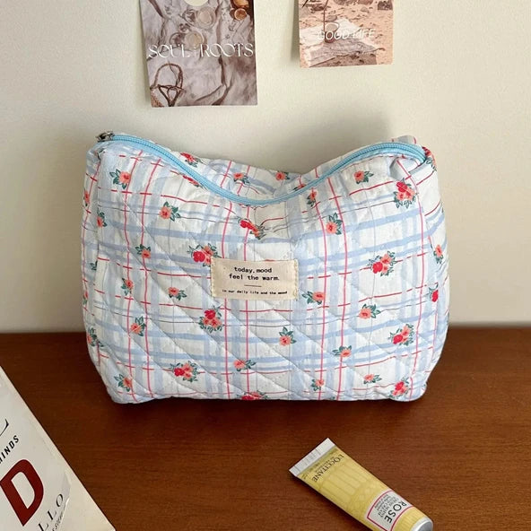 pochette  trousse toilette maquillage tissu molletonee zippee bouquet de rose sur carreau bleu ciel et blanc 