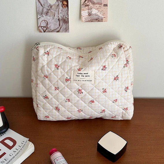 pochette  trousse toilette maquillage tissu molletonee zippee bouquet de roses et blanc 