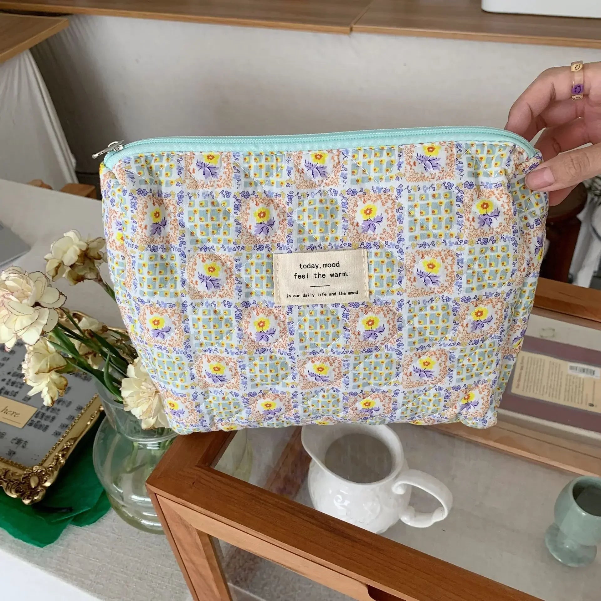 pochette  trousse toilette maquillage tissu molletonee zippee fleur jaune floral vert jaune bleu multicolore 