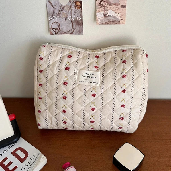 pochette  trousse toilette maquillage tissu molletonee zippee jolie fleur rouge rose et blanc 