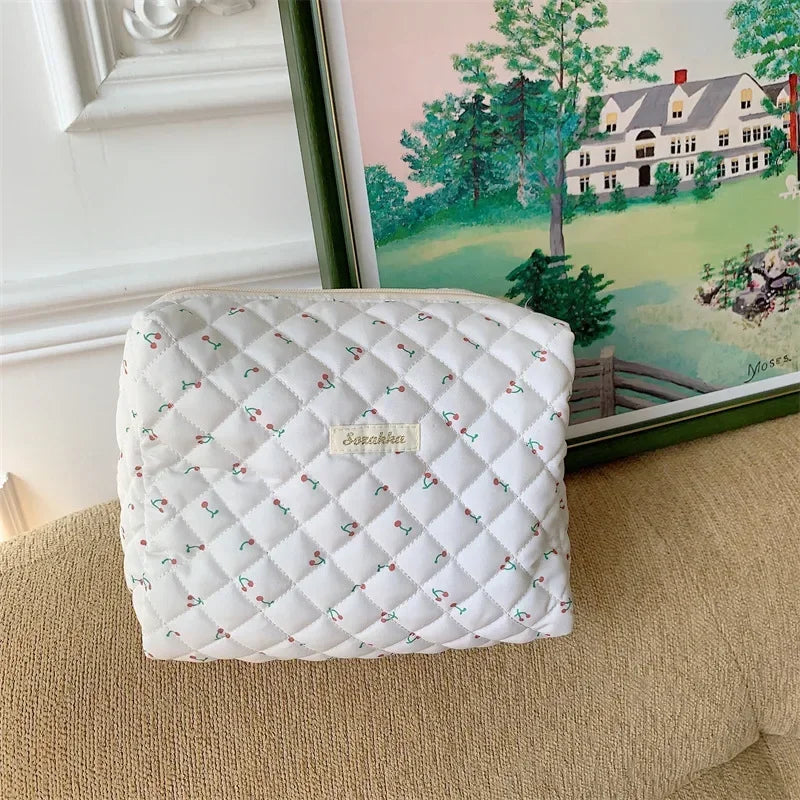 pochette  trousse toilette maquillage tissu molletonee zippee petites cerises rouge vert blanc 