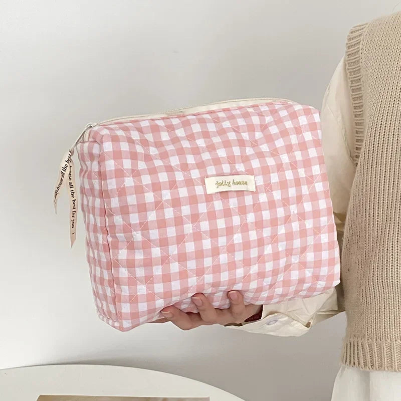 pochette  trousse toilette maquillage tissu molletonee zippee vichy rose  et blanc .