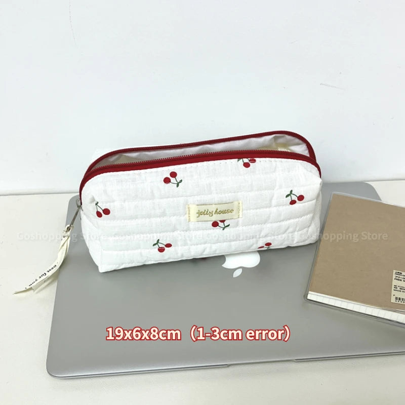  trousse toilette maquillage tissu molletonee zippee cerises rouge sur fond blanc 